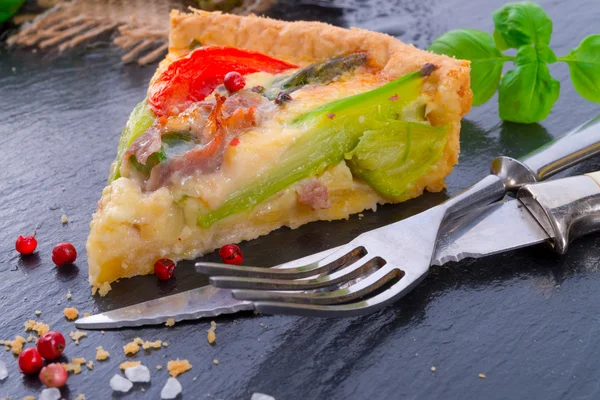 Zelené asparagi koláč s vejci a rajčaty — Stock fotografie