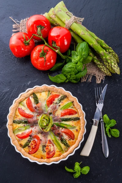 Crostata di asparagi verdi con uova e pomodoro — Foto Stock