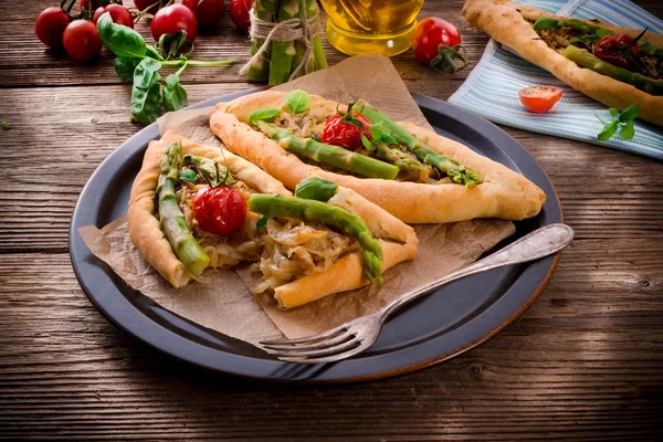 Home-baked pide with green asparagi — Stock Photo, Image