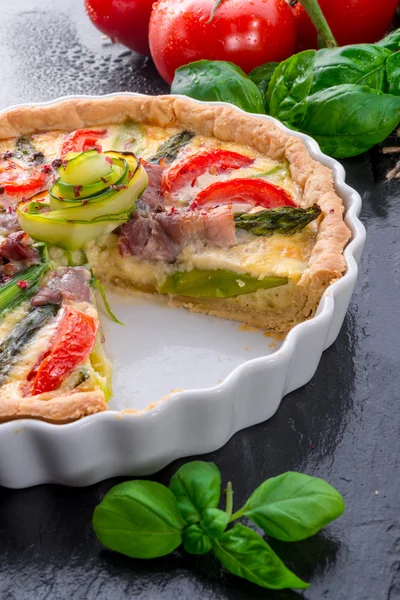 Crostata di asparagi verdi con uova — Foto Stock