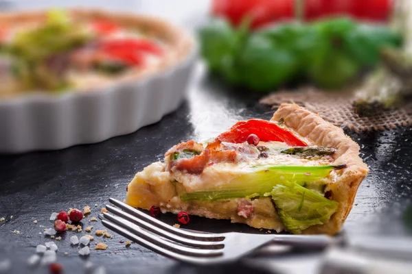 Зеленая спаржа пирог с яйцами и помидорами — стоковое фото