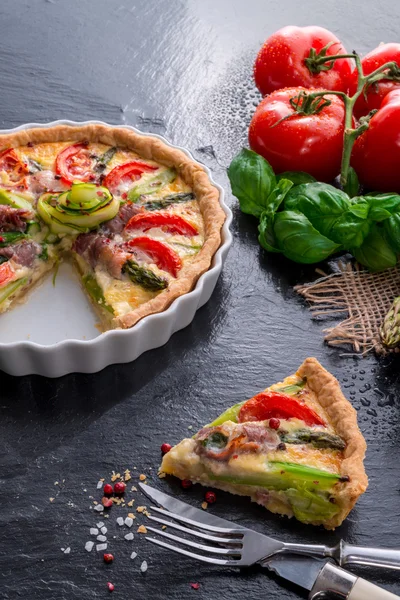 Asparagi vert Tarte aux œufs et tomate — Photo