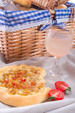 soğan tart ve genç şarap