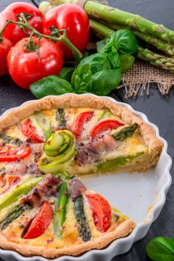 在工厂车间看到工业花岗岩切割机使用光盘