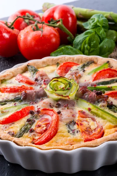 Green asparagi Tart with eggs and tomato — Stock Photo, Image