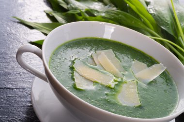 yabani sarımsak çorbası parmesan ile