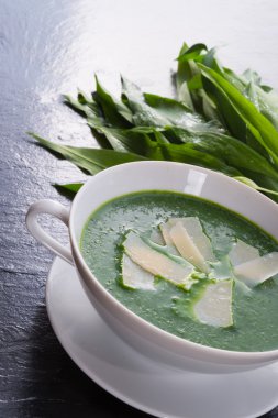 yabani sarımsak çorbası parmesan ile