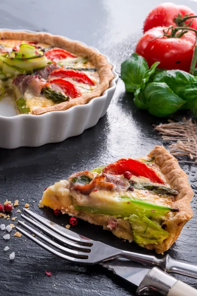 Espargos verdes Tart com ovos e tomate — Fotografia de Stock