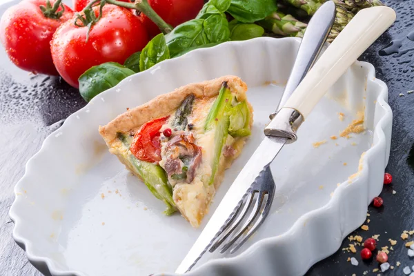 Yumurta ile yeşil asparagi tart — Stok fotoğraf