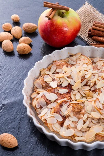 Apfelkuchen mit Mandeln — Stockfoto