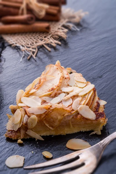 Apple tart with almonds — Stock Photo, Image