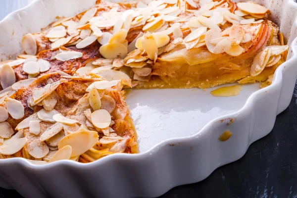 Apple tart with almonds — Stock Photo, Image