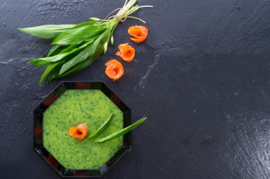 sarımsak çorbası ile somon füme