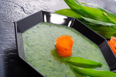 sarımsak çorbası ile somon füme