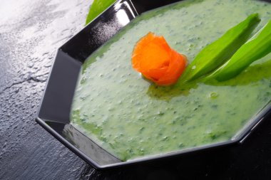 sarımsak çorbası ile somon füme