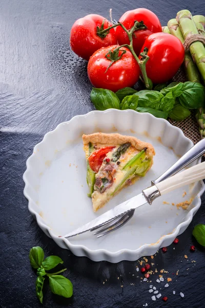 Espargos verdes Tart com ovos e tomate — Fotografia de Stock