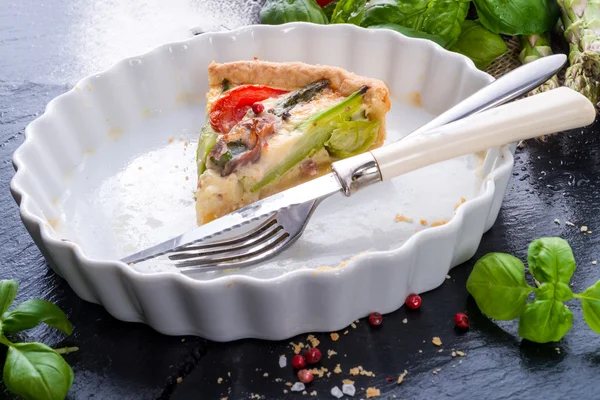 Yumurta ve domates ile yeşil kuşkonmaz tart — Stok fotoğraf