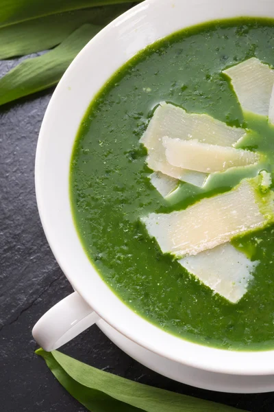 Yabani sarımsak çorbası parmesan ile — Stok fotoğraf