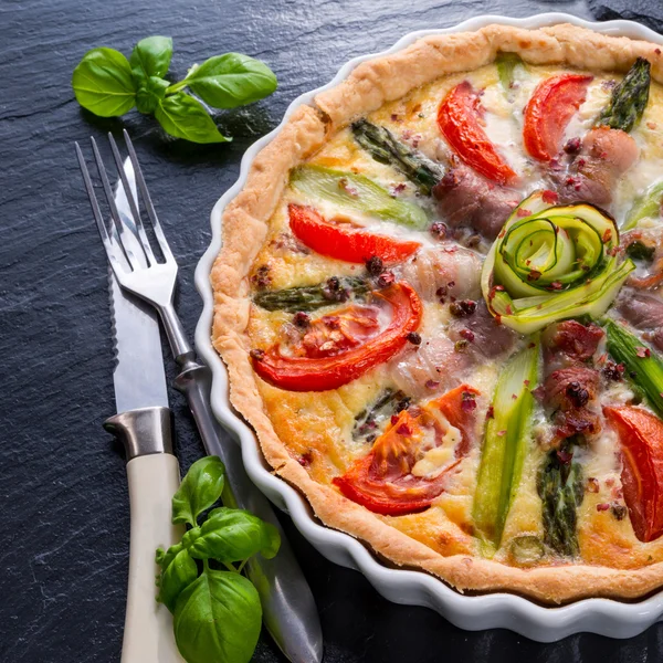 Grüne Spargeltorte mit Eiern und Tomaten — Stockfoto