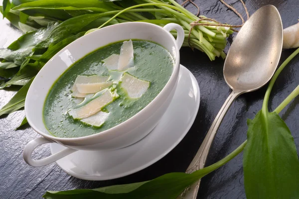 Wild garlic soup with Parmesan — Stock Photo, Image