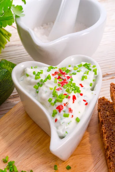 Breakfast curd with chives — Stock Photo, Image