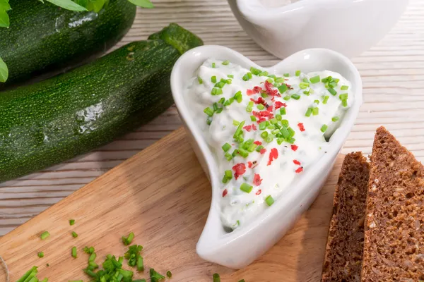 Breakfast curd with chives — Stock Photo, Image