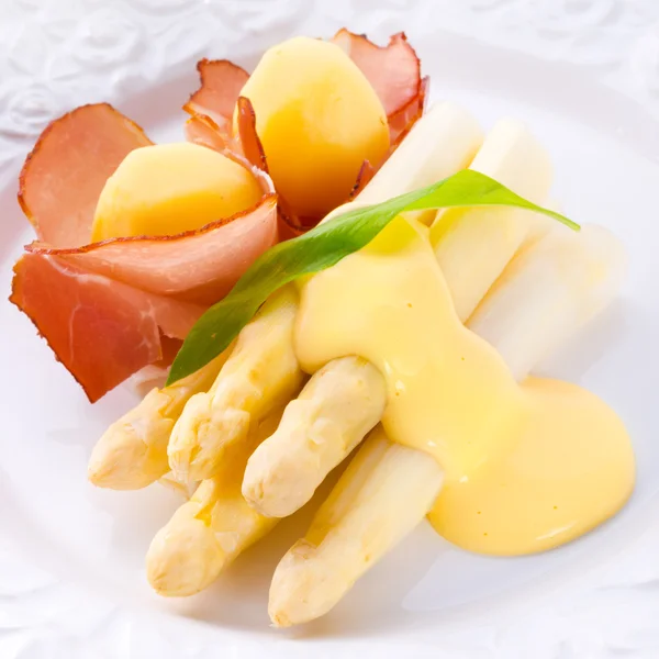 Spargel mit Sauce hollandaise — Stockfoto