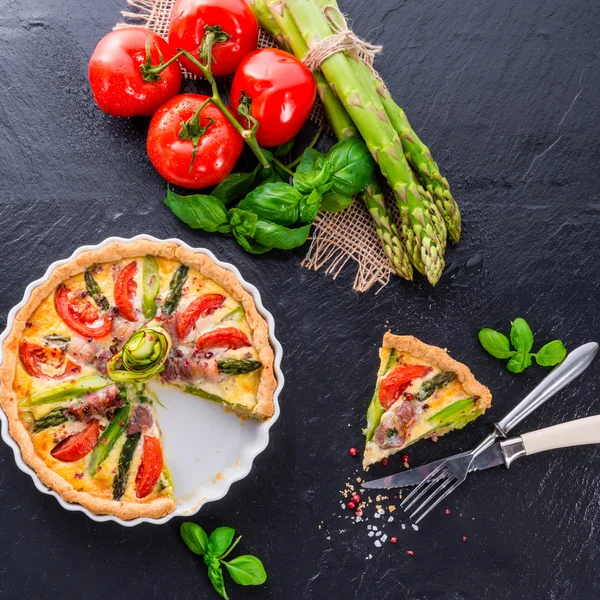 Yeşil kuşkonmaz tart — Stok fotoğraf