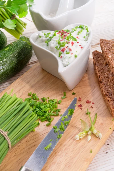 Breakfast curd with chives — Stock Photo, Image