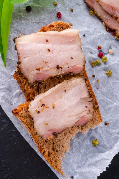 Tocino con corteza de miel de pimienta — Foto de Stock