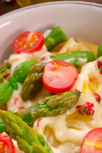 Noodles with asparagus — Stock Photo, Image