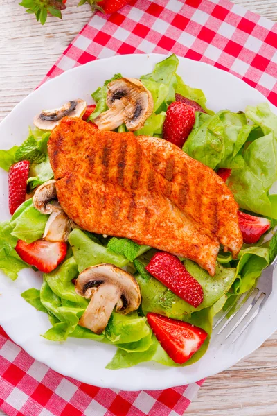 Filete con ensalada —  Fotos de Stock