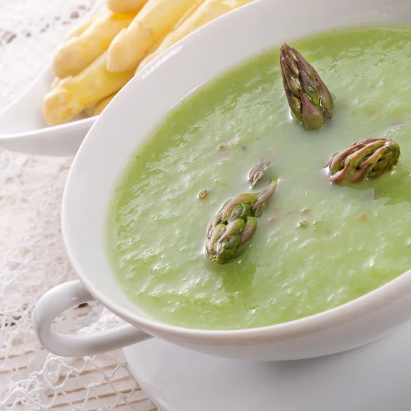 Зеленый спаржевый суп — стоковое фото
