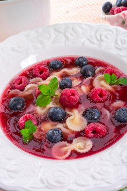 soğuk meyve çorbası
