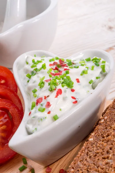 Colazione cagliata con erba cipollina — Foto Stock