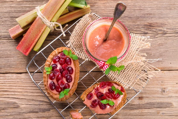 Rhubarb tartelette with cranberry — Stock Photo, Image