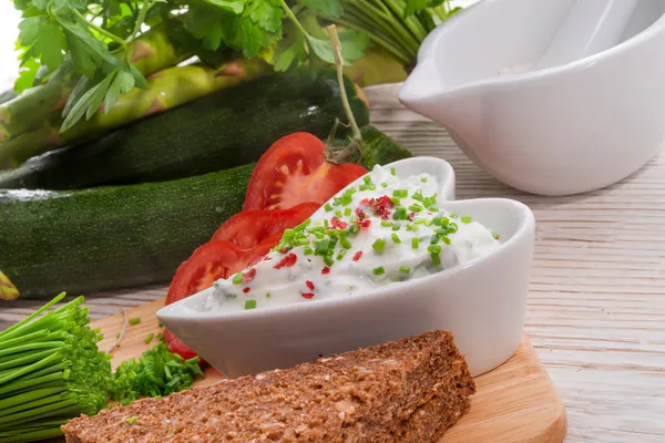 Breakfast curd with chives — Stock Photo, Image