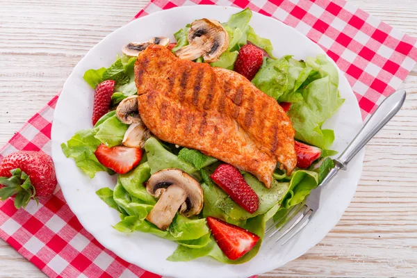 Bife com salada verde — Fotografia de Stock