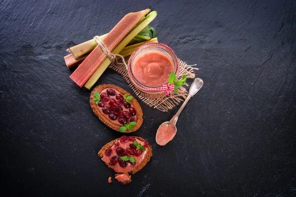 Rhubarb tartelette with cranberry — Stock Photo, Image