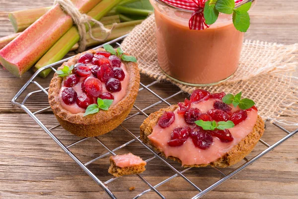 Tartelette di rabarbaro con mirtillo rosso — Foto Stock