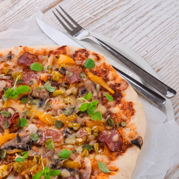 Zelfgemaakte pizza — Stockfoto