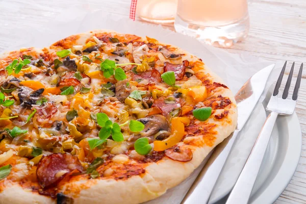 Pizza fatta in casa — Foto Stock