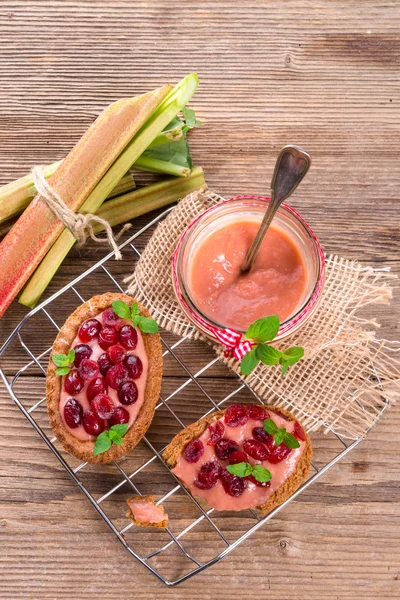 Rabarber tartelette met cranberry — Stockfoto