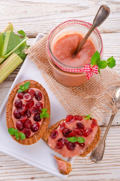 Tartelette di rabarbaro con mirtillo rosso — Foto Stock