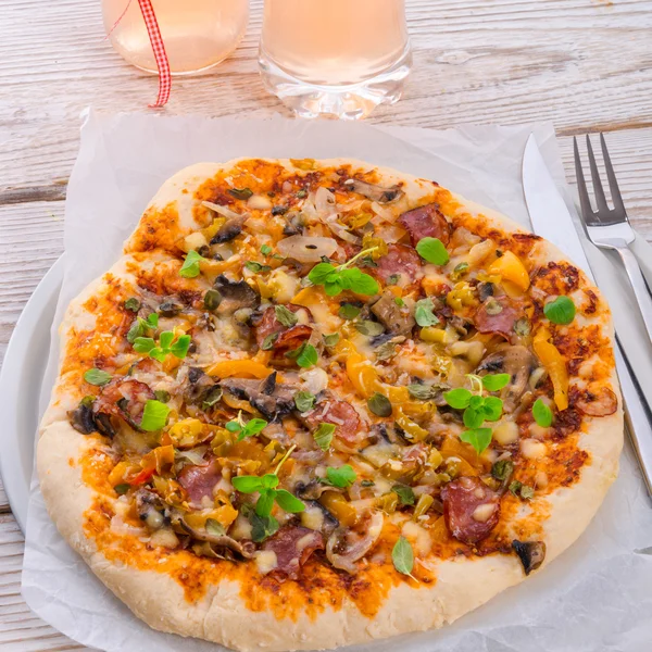 Zelfgemaakte pizza — Stockfoto