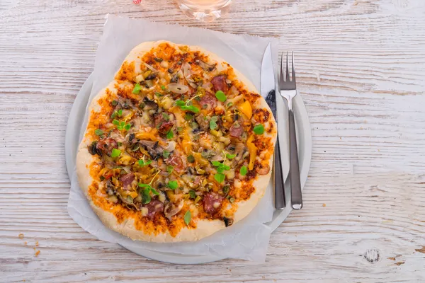 Zelfgemaakte pizza — Stockfoto