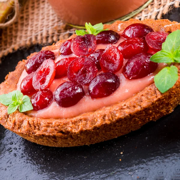 Rhubarb tartelette with cranberry — Stock Photo, Image