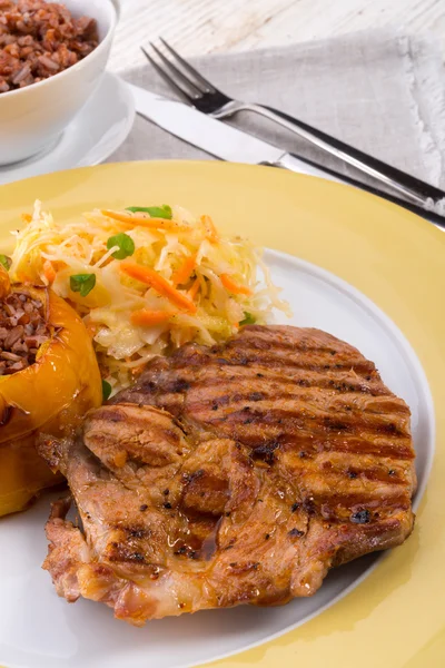 Bife com pimentão recheado de arroz — Fotografia de Stock