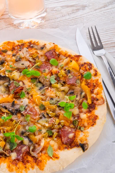 Zelfgemaakte pizza — Stockfoto