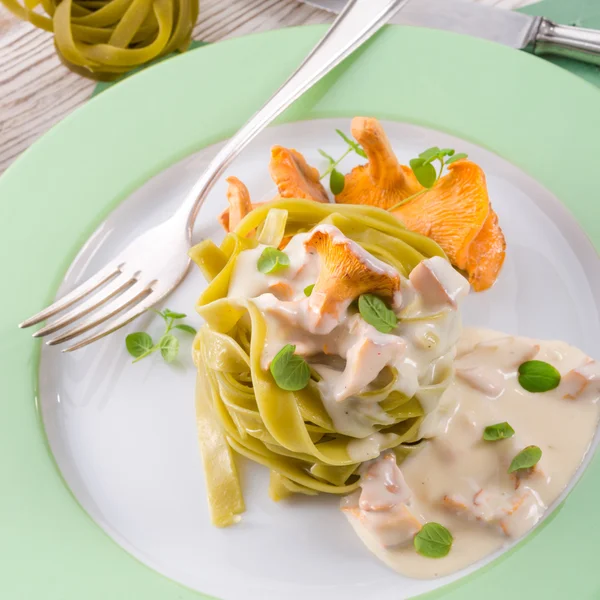 Tagliatelle Espinacas con cantarelas —  Fotos de Stock